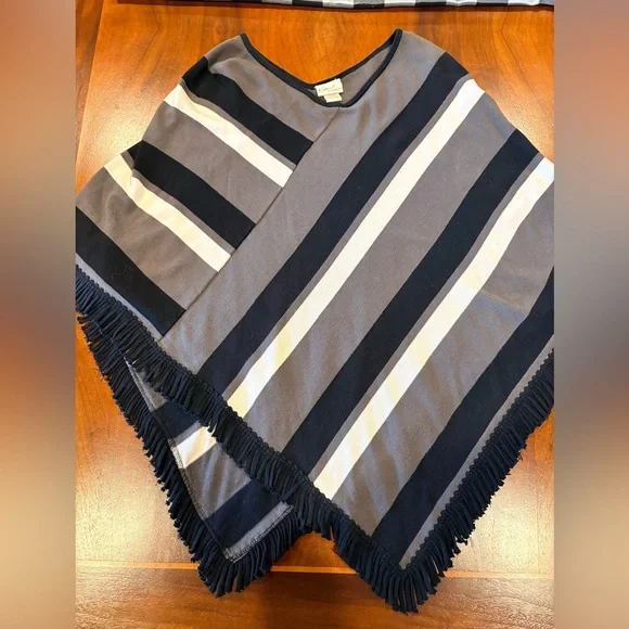 Kim Rogers  Knit poncho, one size fits all - Picture 4 of 7